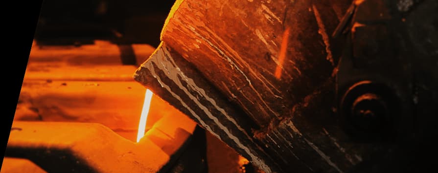 Técnico con guantes azules inspeccionando discos de freno ranurados DBA apilados con marcas indicadoras de temperatura durante control de calidad