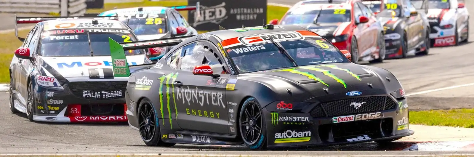 Supercar Ford Mustang Monster Energy liderando un grupo de coches de carreras en circuito