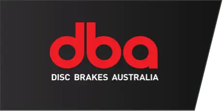 Logo DBA Frenos de Disco Australia en texto rojo sobre fondo negro