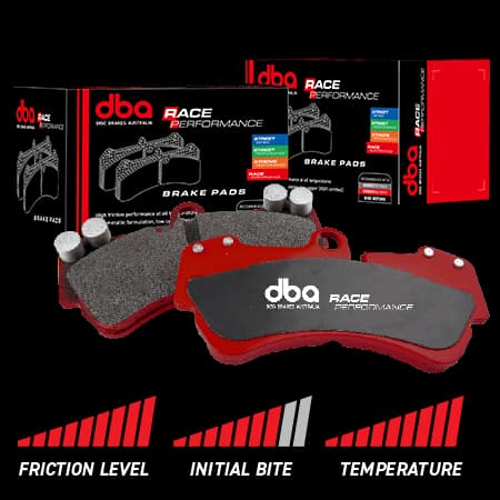 Pastillas DBA Race Performance con placas de respaldo rojas y material de fricción de alta temperatura mostradas junto a cajas de embalaje