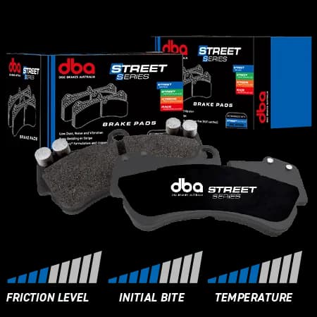 Pastillas DBA Street Series con placas negras y material de fricción junto a cajas de embalaje para aplicaciones de reemplazo OE