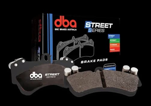 Pastillas de freno DBA Street Series con placas de respaldo negras y material de fricción mostradas junto a su caja de embalaje