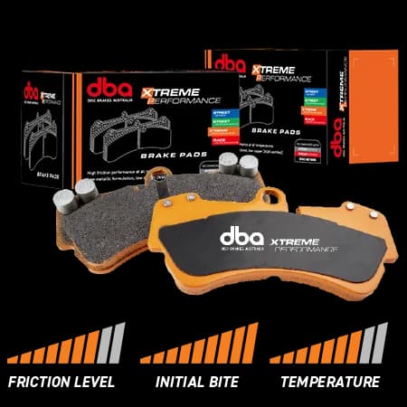 Pastillas DBA Xtreme Performance con placas de respaldo naranjas y material de fricción mostradas junto a su caja de embalaje