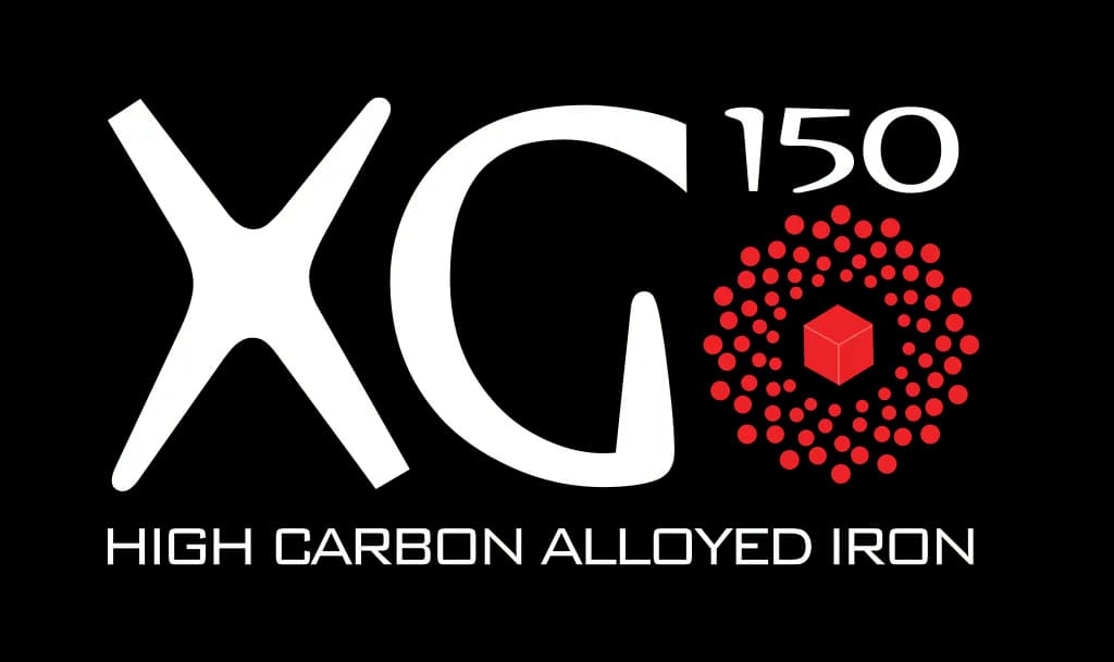 Logo DBA XG-150 con cubo rojo rodeado por patrón circular de puntos rojos representando la formulación avanzada de hierro