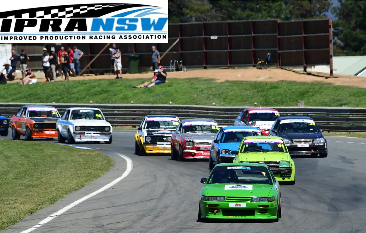 Patrocinio DBA de IPRA NSW Improved Production Racing - Motorsport Circuito Australiano Coches de carreras IPRA NSW Improved Production compitiendo en pista de circuito con patrocinio frenos DBA visible en vehículos durante evento motorsport australiano