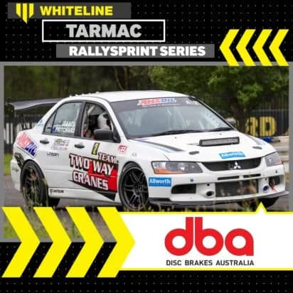 Asociación DBA con Whiteline Tarmac RallySprint Series - NSSCC Sydney Motorsport Mitsubishi Lancer Evolution blanco de rally con patrocinio frenos DBA compitiendo en Whiteline Tarmac RallySprint Series en Sydney Dragway, organizado por NSSCC