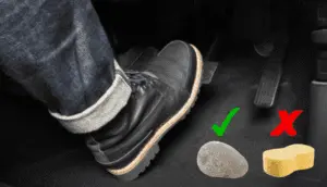 Prueba de firmeza de pedal después de procedimiento de purga mostrando sensación correcta (duro/firme) versus incorrecta (blando/esponjoso) Pie presionando pedal de freno con indicadores gráficos mostrando marca verde para pedal firme y X roja para pedal blando/esponjoso