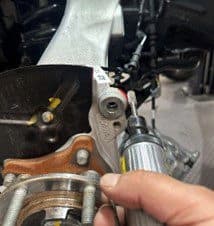 Paso 4C: Marcando exceso de material en el buje original que requiere eliminación para acomodar la pinza de freno de alto rendimiento DBA Técnico marcando puntos de contacto en el buje original donde el exceso de material debe ser retirado para el espacio de la pinza DBA