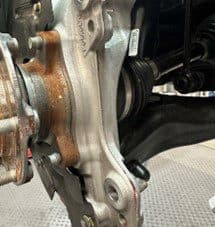 Paso 4D: Buje original modificado con exceso de material eliminado proporcionando el espacio necesario para el ajuste de la pinza DBA Buje original modificado después de la eliminación del exceso de material mostrando espacio adecuado para la instalación de la pinza DBA